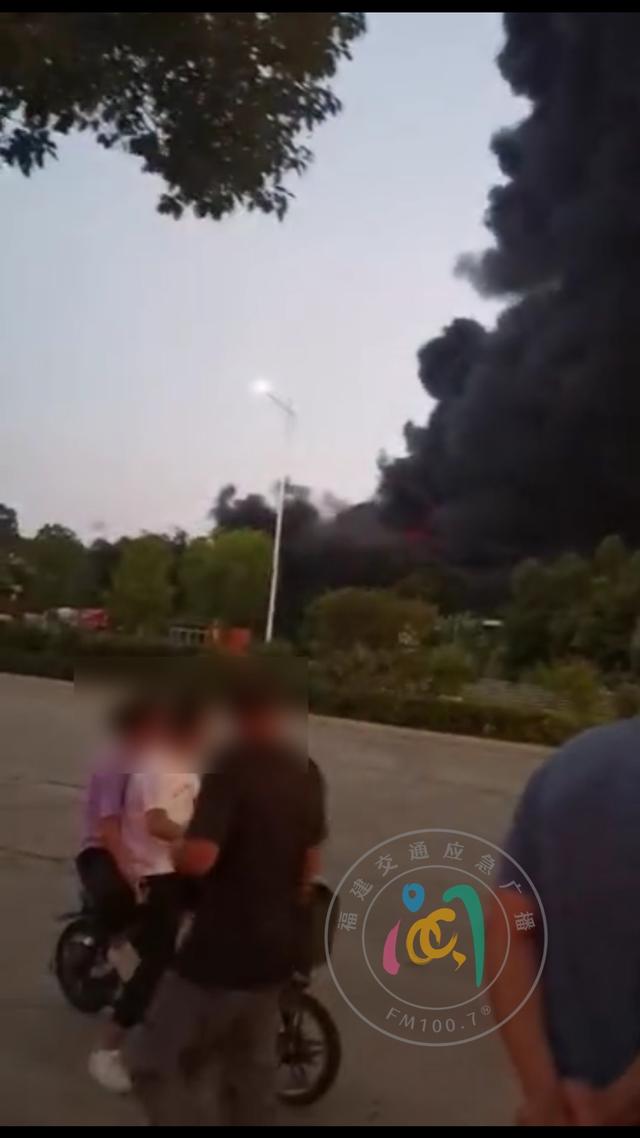 突发！漳州一泡沫厂起火，16部消防车紧急赶往现场-1.jpg