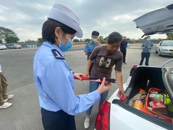 老司机们注意啦！秋季开车，这些小细节千万不能掉以轻心！【五个一进驾校】-7.jpg