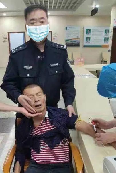 漳州醉驾男子抽血检验时，竟在警察的怀里睡着了！-7.jpg