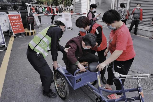 共克时坚！核酸采样点，她将儿子托付给现场执勤的女交警……-8.jpg