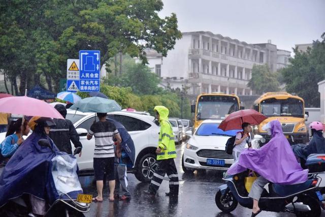 漳州这波“豪雨”，看路面最美“警色”！-12.jpg