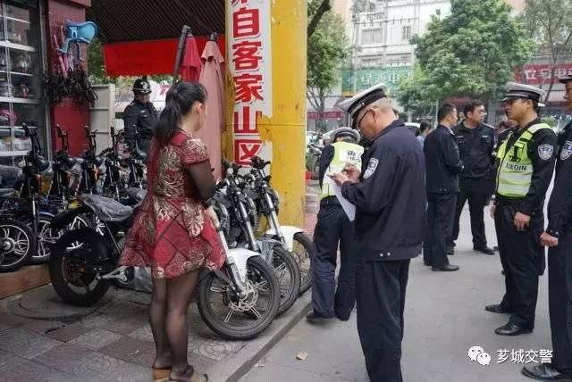 漳州丹霞路五家电动车商行占道经营被暂停带牌销售资格！芗城交警强制清理“僵尸车”-5.jpg