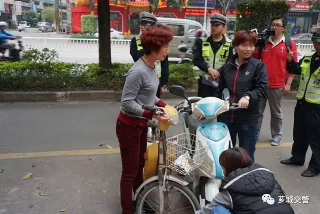 漳州丹霞路五家电动车商行占道经营被暂停带牌销售资格！芗城交警强制清理“僵尸车”-19.jpg