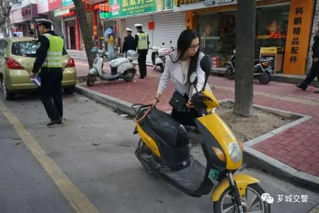 漳州丹霞路五家电动车商行占道经营被暂停带牌销售资格！芗城交警强制清理“僵尸车”-20.jpg