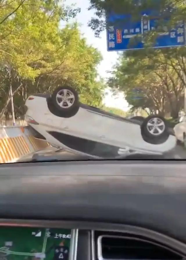 危险！漳州市区两轿车相撞，一车倒骑隔离护栏上，有现场图片-1.jpg