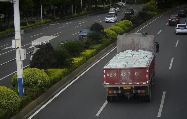 漳州高清天眼捕捉到这些大货车闯进市区禁行区域！-13.jpg