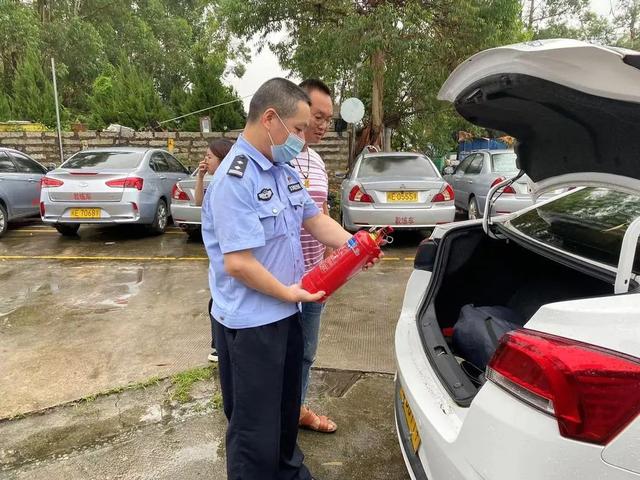 雨雨雨雨雨......这车要怎么开？【五个一进驾校】-6.jpg