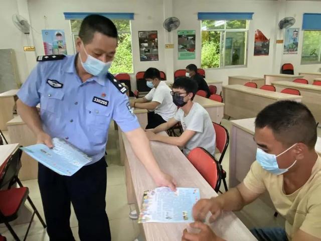 雨雨雨雨雨......这车要怎么开？【五个一进驾校】-10.jpg