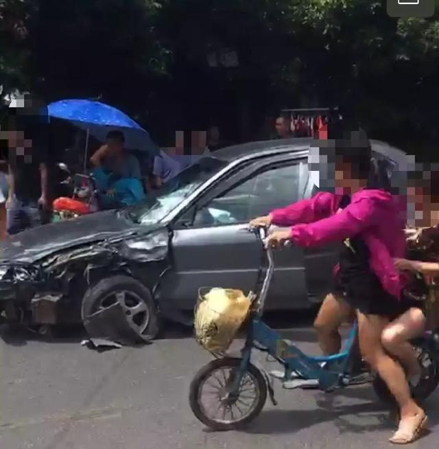 突发！昨天中午一小车连撞两车，致5人受伤！路人流血倒地！现场惊心-7.jpg