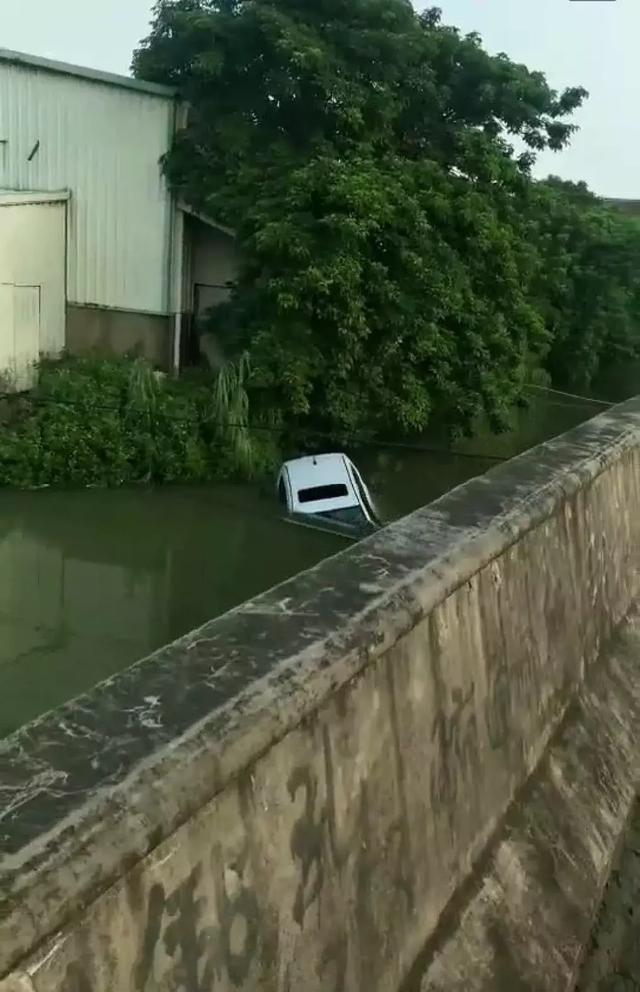 突发！龙海浮宫一河道里惊现一辆小轿车……-1.jpg