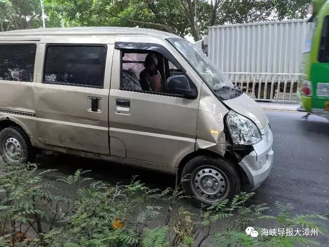 今早，市区金峰南路一辆摩托车与面包车相撞，一婴儿也被撞-2.jpg