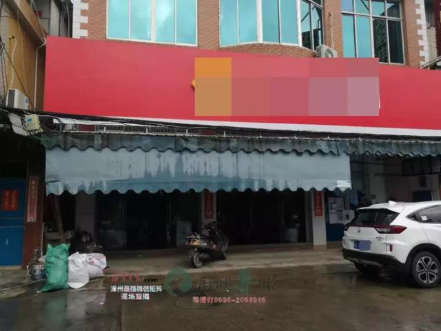 事发龙海浮宫：错把油门当刹车，小轿车冲进店面-2.jpg