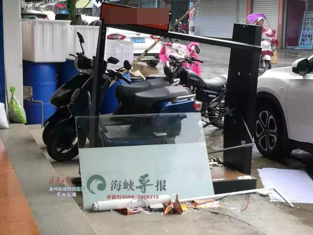 事发龙海浮宫：错把油门当刹车，小轿车冲进店面-5.jpg