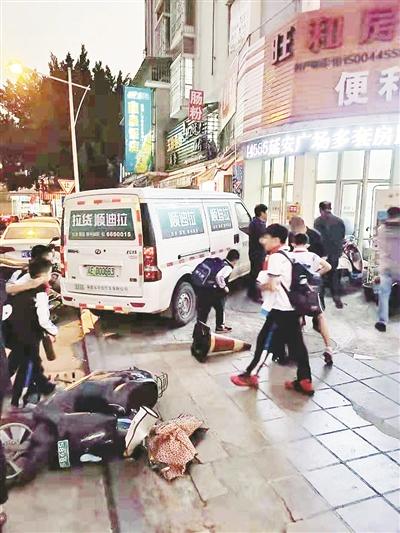 漳州：小区门口面包车失控 接连撞倒路边电动车 所幸无人员伤亡-1.jpg