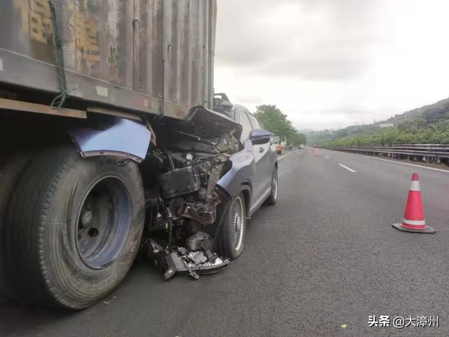 事发高速漳浦段，小轿车追尾大货车，车头被大货车尾部拖行近百来米-1.jpg