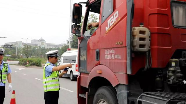 漳州：今天开始，交警与交通齐发力，重拳整治货车违法乱象-2.jpg