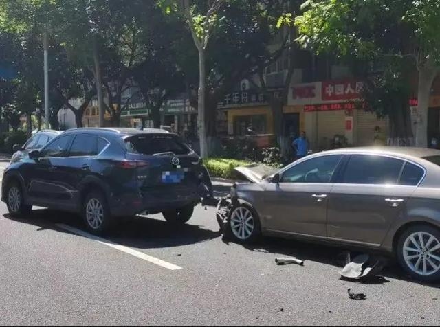 漳州一路段三车连撞，其中一辆负全责！ | 每案一警示-11.jpg