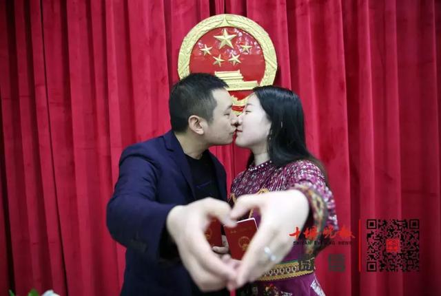 今天十堰的结婚登记处太火了！最让人感动的是这对老人-4.jpg