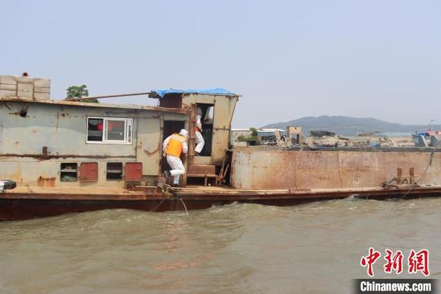 福建漳州海警查扣3艘非法倾废船舶-1.jpg