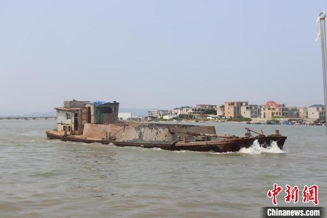 福建漳州海警查扣3艘非法倾废船舶-3.jpg