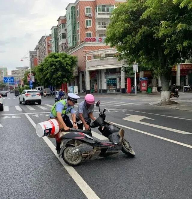 漳州交警在路上不仅管交通，还管这些！丨交警正能量-14.jpg