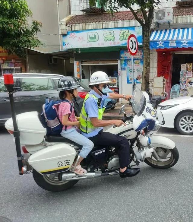 漳州交警在路上不仅管交通，还管这些！丨交警正能量-22.jpg