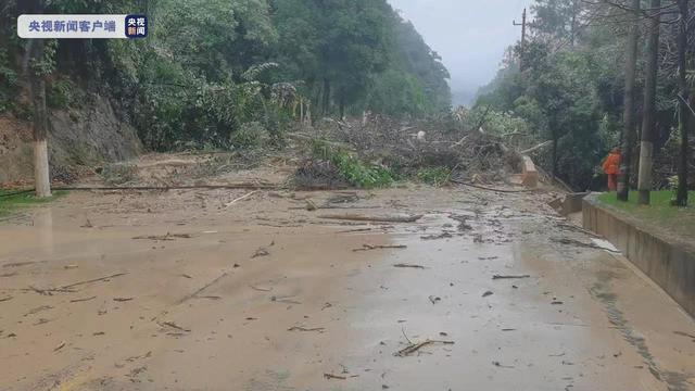 福建漳州：连续暴雨致多条公路发生溜方、泥石流等 抢修工作正在进行-1.jpg