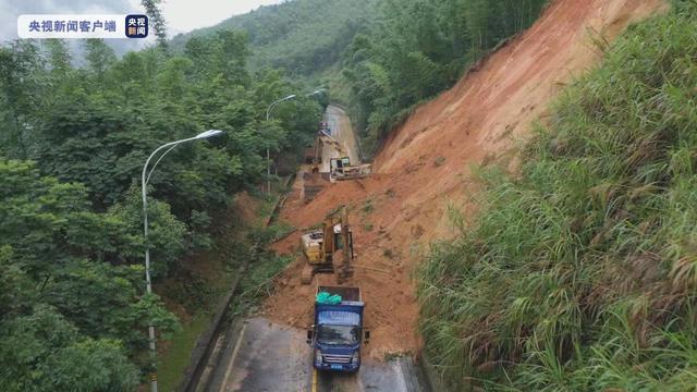 福建漳州：连续暴雨致多条公路发生溜方、泥石流等 抢修工作正在进行-2.jpg