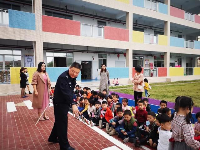 幼儿园里排排坐，交警蜀黍来上课~-8.jpg