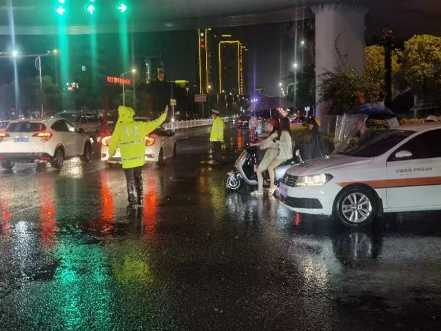 雨夜漳州，一辆满载纸皮的货车转弯速度过快……| 我为群众办实事-10.jpg