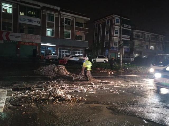 雨夜漳州，一辆满载纸皮的货车转弯速度过快……| 我为群众办实事-12.jpg