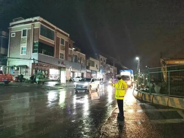 雨夜漳州，一辆满载纸皮的货车转弯速度过快……| 我为群众办实事-8.jpg