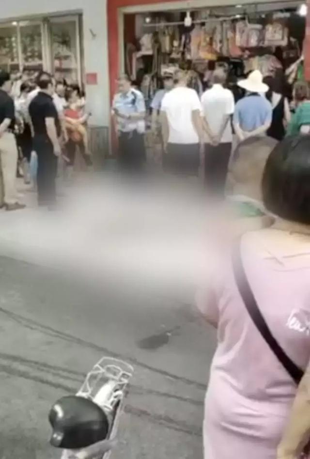 一支冰激淋引发的血案？！疑因被说胖，女子当街刺死男友-1.jpg