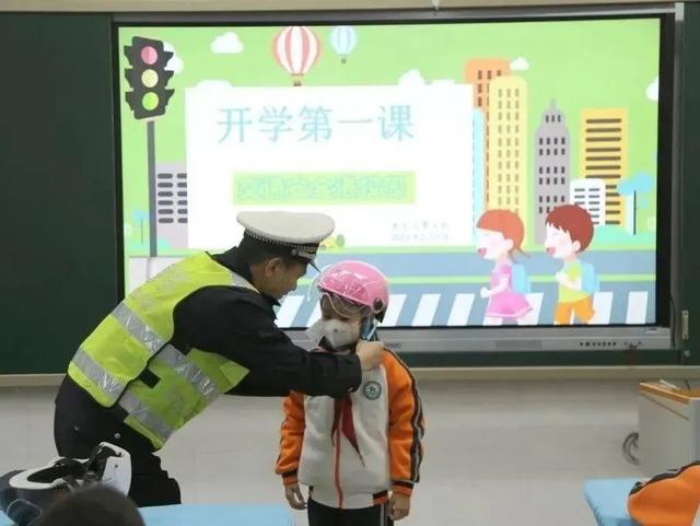 开学季，漳州交警蜀黍暖心守护“神兽归笼”！-8.jpg