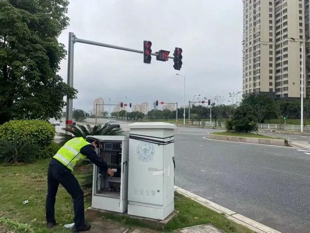 漳州交警尽心守护，只为让您安心缅怀先辈！-11.jpg