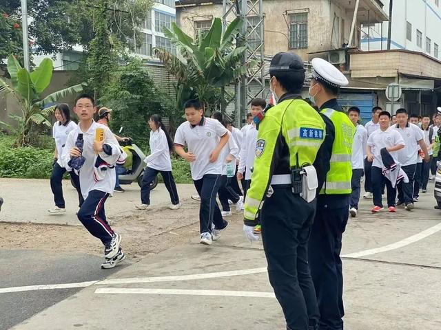 漳州交警尽心守护，只为让您安心缅怀先辈！-19.jpg