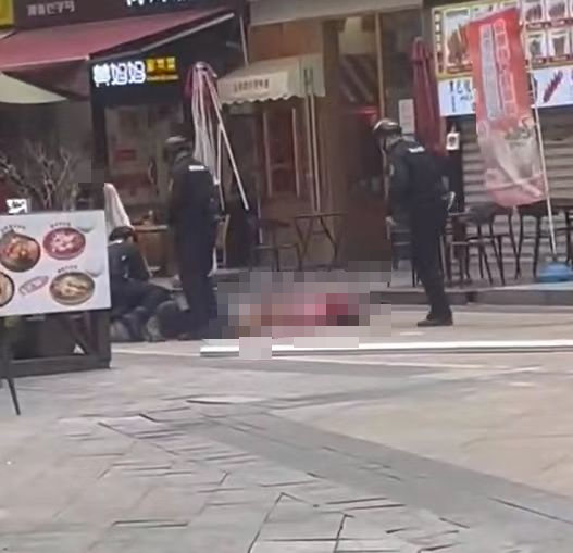 突发！漳州万达广场附近发生一起伤人事件，凶手被警察当场控制，医院：伤者正在抢救-1.jpg